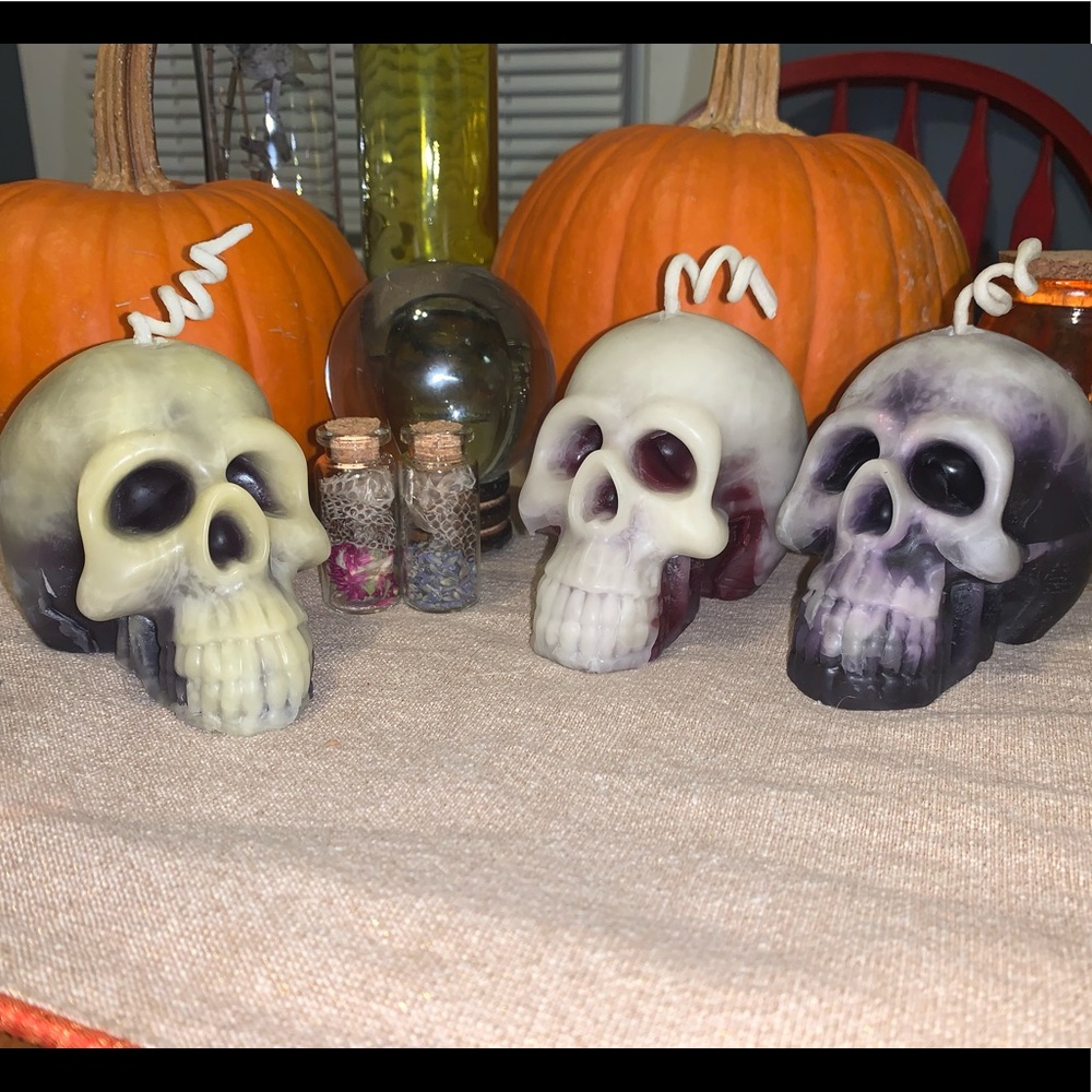 Beeswax Bleeding Skull Candle๐ฏ - Picture 2 of 8